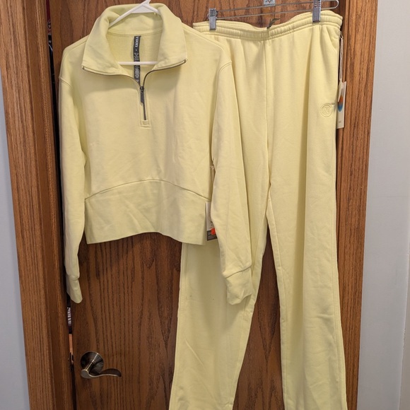Vuori Sweatpants & Pullover Set - Picture 2 of 2